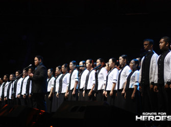 The Ang Dating Daan chorale leads the crowd in a solemn doxology.