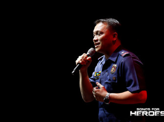 Memories reminisced. PNP’s Major Allan Cabanlong, together with the PNP combo, remembers their colleagues through the nostalgic Beatles song, “In My Life.”