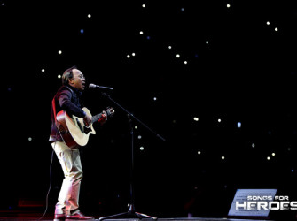 Noel Cabangon delivers one memorable performance of his emotion-stirring hit “Kanlungan” as he asked the crowd to light up the dimmed venue using their mobile phones.