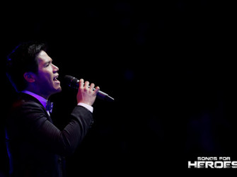 Prince of Ballad Gerald Santos sends the crowd to tears as he sang the Luther Vandross classic, “Dance with my Father.”