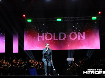Neocolours vocalist Ito Rapadas conveys his message of hope for the bereaved families of the SAF 44 through his band’s most popular hits, “Tuloy Pa Rin” and “Hold On.”