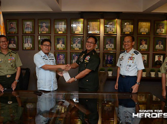 Mr. Gerry Panghulan, UNTV’s Vice President for Administration, formally hands out the one-million-peso donation for the AFP to Gen. Gregorio Pio Catapang.