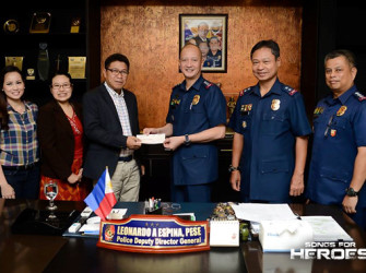 Police Deputy Director General Leonardo Espina receives the six-million-peso assistance for the SAF 44 families from UNTV’s VP for Administration, Mr. Gerry Panghulan.