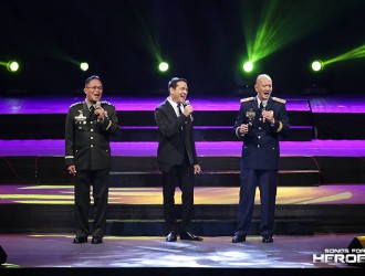 A rare moment. AFP’s Gen. Gregorio Catapang, PNP’s Gen. Leonardo Espina, Progressive Broadcasting Corportaion’s Atom Henares sing a memorable performance of “That’s What Friends Are For.”