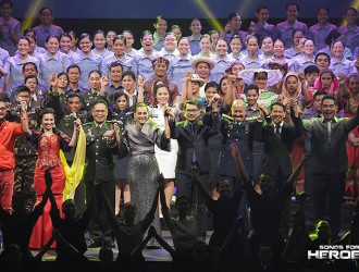 The stellar cast of Songs for Heroes 2 take their final bow after the successful Songs for Heroes 2 benefit concert.