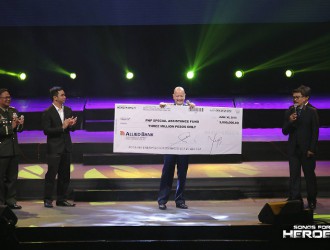 PNP Officer-in-Charge Gen. Leonardo Espina receives the financial assistance worth Php 3 million from BMPI and Songs for Heroes 2 supporters.